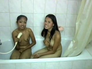 柬埔寨美尻酒吧女在沐浴間洗澡