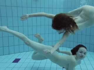 兩個美女在公共泳池裸體游水